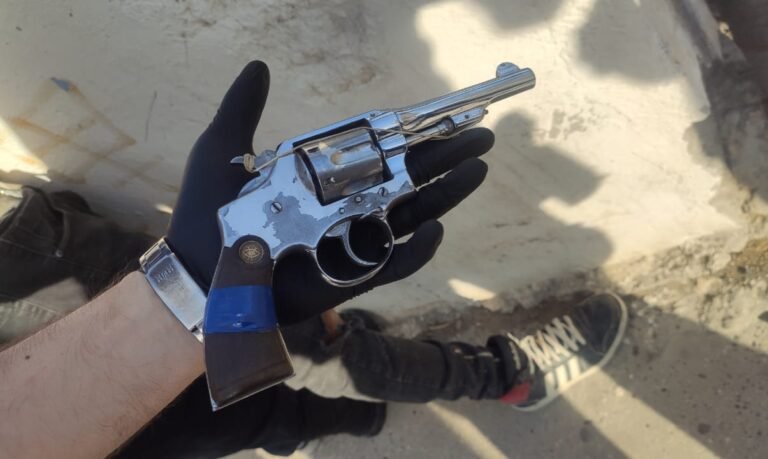 Atraparon a un adolescente armado en el barrio Pueyrredón