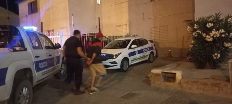 Su expareja entró armado a su casa pero ella escapó y pidió ayuda a la policía