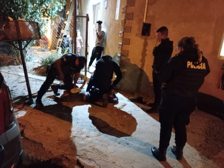 Con un arma blanca intentó robarle a una menor