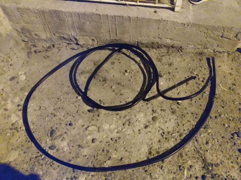 Tres menores robaron cables de fibra óptica con una sierra