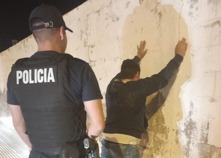 Lo atraparon robando placas en el Cementerio Oeste
