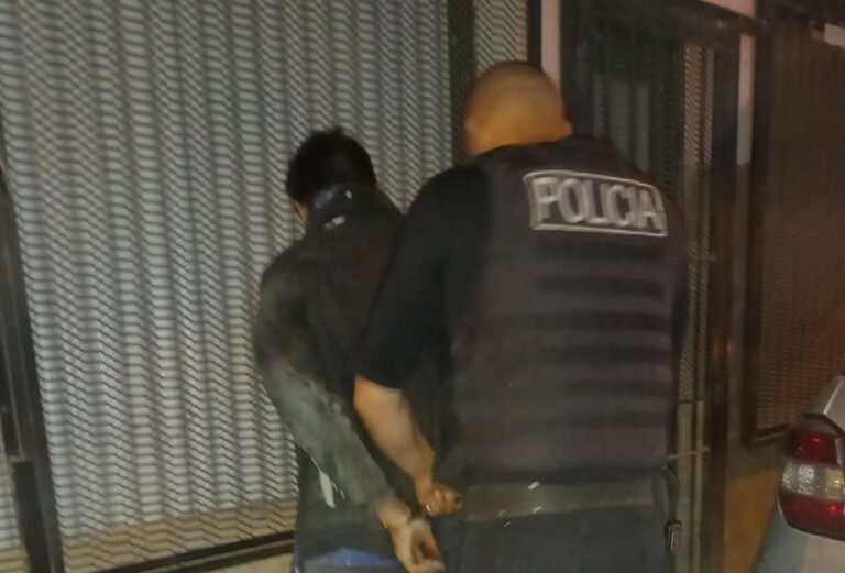 Intentó robar dos cervezas pero lo atraparon y lo golpearon hasta que llegó la policía