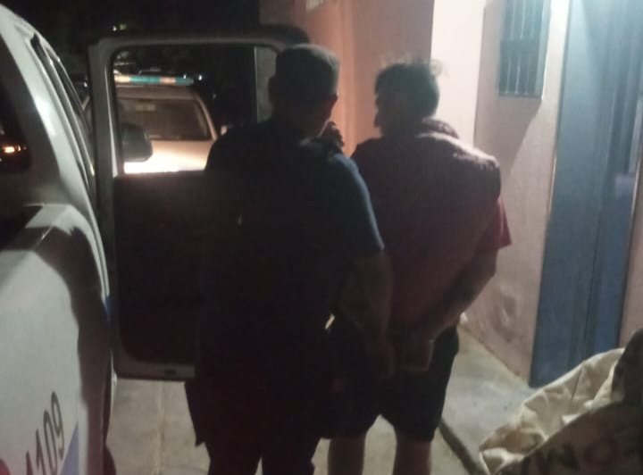 Llegó a su casa, vio a un ladrón robándole y corrió a la comisaría a pedir ayuda