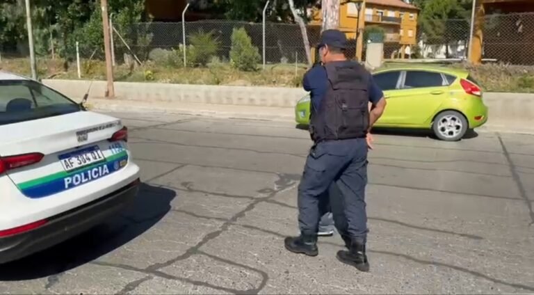 Lo atraparon robando la cubierta de una Ecosport