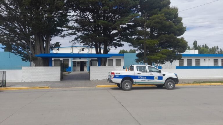 Ingresaron a una escuela, causaron daños materiales y todo quedó registrado en las cámaras de seguridad