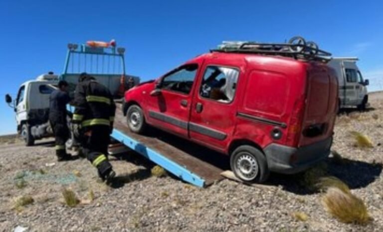 Intentó esquivar un pozo en la ruta 40 y volcó
