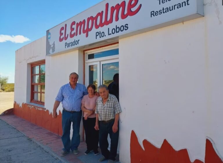 Son los guardianes de un pueblo costero de Chubut que ya no existe