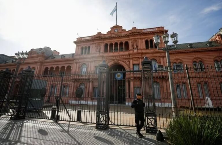 El Gobierno ordenó suspender las horas extras en los organismos del Estado