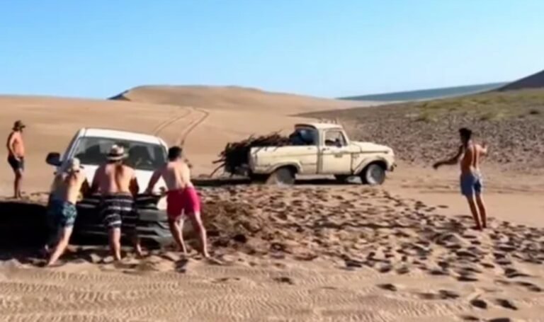Una vieja pick-up rescató a una Amarok atascada en la arena y fue viral