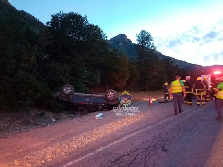 Alcoholizado, llevaba mochileros en la caja de la camioneta, quiso adelantarse y volcó, en Siete Lagos