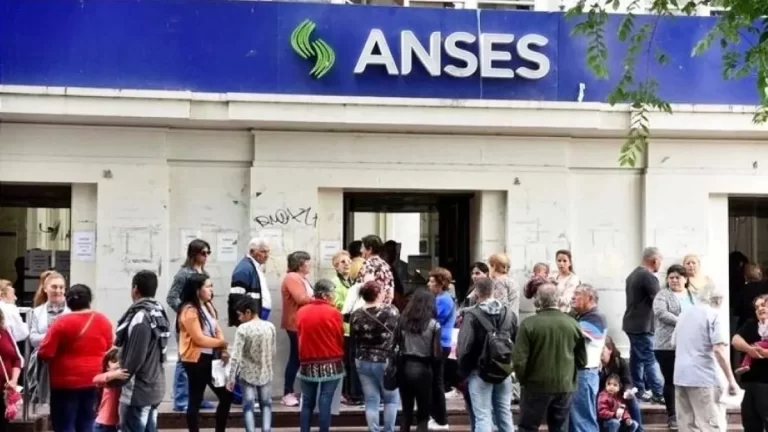 Comenzarán a pagar el bono de $700.000 de ANSES: A quiénes está destinado