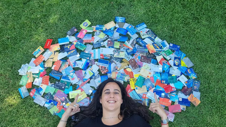 Desde los seis años colecciona tarjetas de crédito, licencias de conducir y DNI: “Tengo un método infalible”
