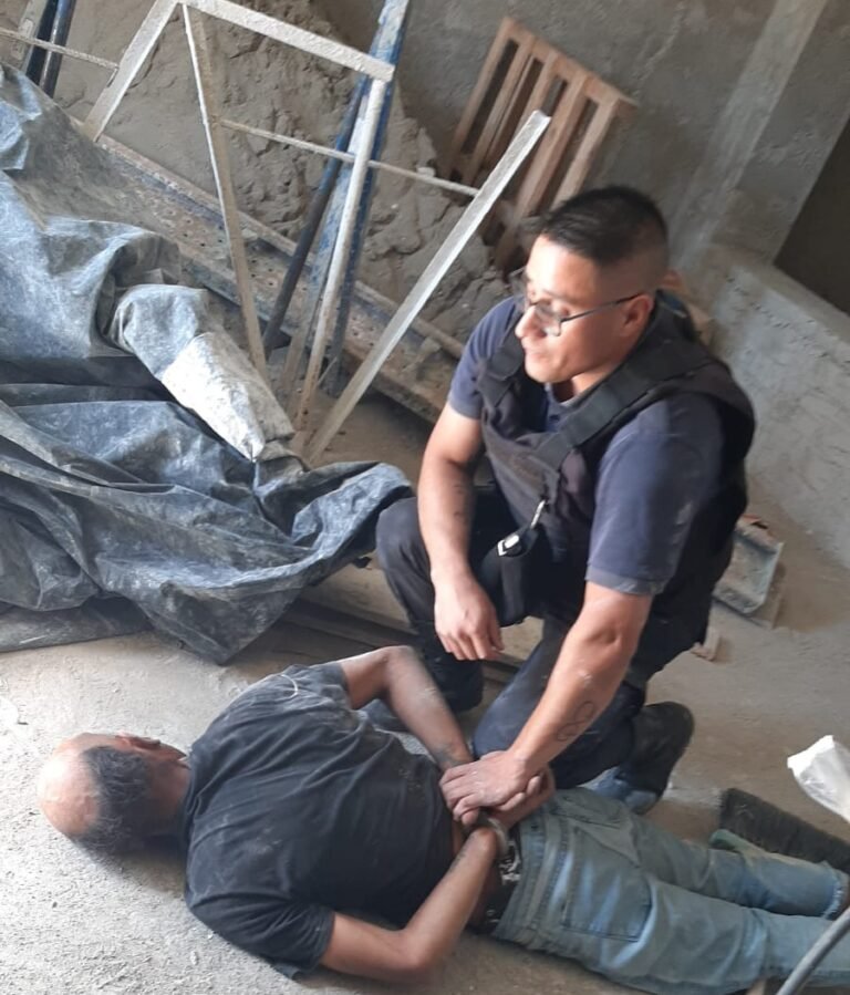 Intentaron robar en una obra de construcción, uno de ellos intentó escapar pero fueron detenidos