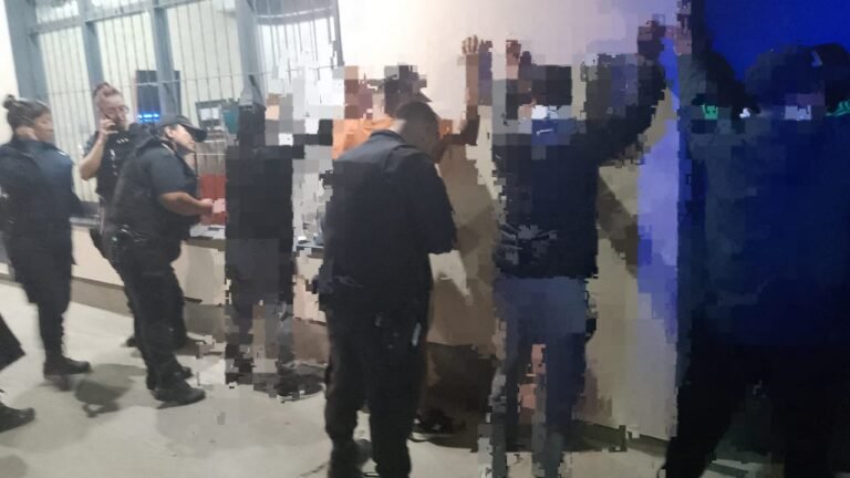 Asaltaron en banda y robaron a punta de pistola pero fueron detenidos por la policía