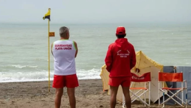 Guardavidas de Playa Unión salvaron a un niño que fue arrastrado por el mar