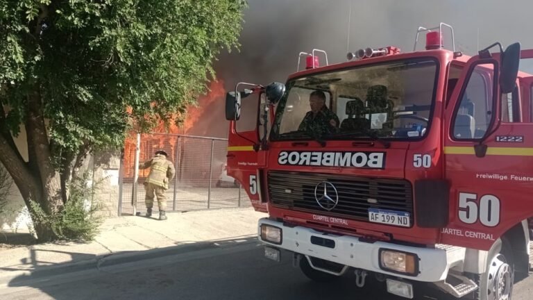Se incendió un local de venta de automóviles: Investigan si fue intencional