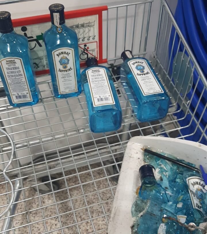 Una joven intentó robar en un supermercado y mientras la detenían mordió al policía