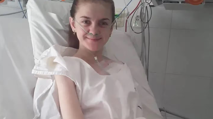 Tiene 16 años, superó 42 cirugías y su vida depende de un amparo judicial: “Es una carrera contra el tiempo”