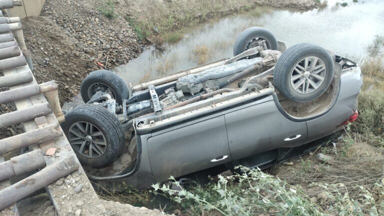 Se despistó mientras miraba el GPS y volcó