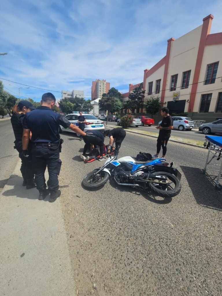 Accidente en el centro de Comodoro: un hombre fue atrpellado por un motocilista
