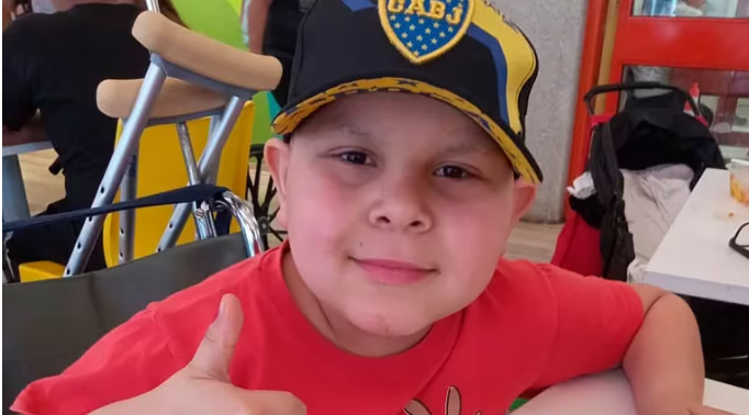 Tiene 9 años, padece de un tumor en el fémur y deben operarlo de urgencia: la historia de lucha de Noah