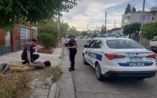 Robó la batería de un auto, lo persiguieron y le dieron una paliza