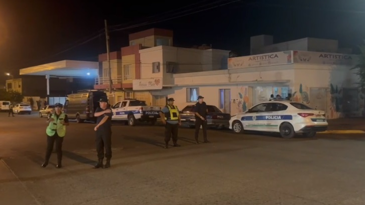 Una mujer tomó de rehenes a sus nietas y amenazó a la policía