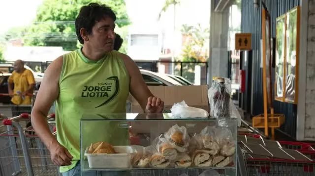 Vende comida desde que se quedó sin empleo, encontró un bolso con $4 millones y lo devolvió