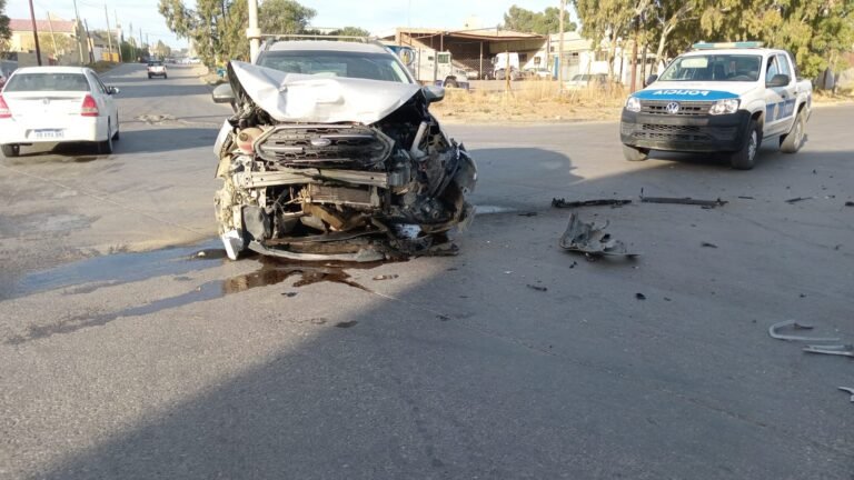 Fuerte choque triple en el barrio Industrial