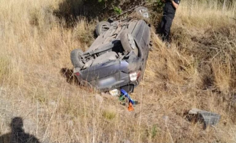 Volcó un auto luego de intentar esquivar una piedra cerca de Esquel