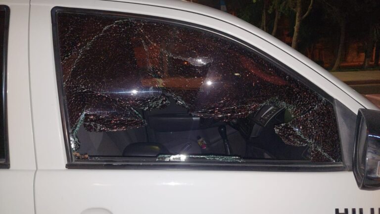 Dos menores de edad rompieron el vidrio de una camioneta y se dieron a la fuga