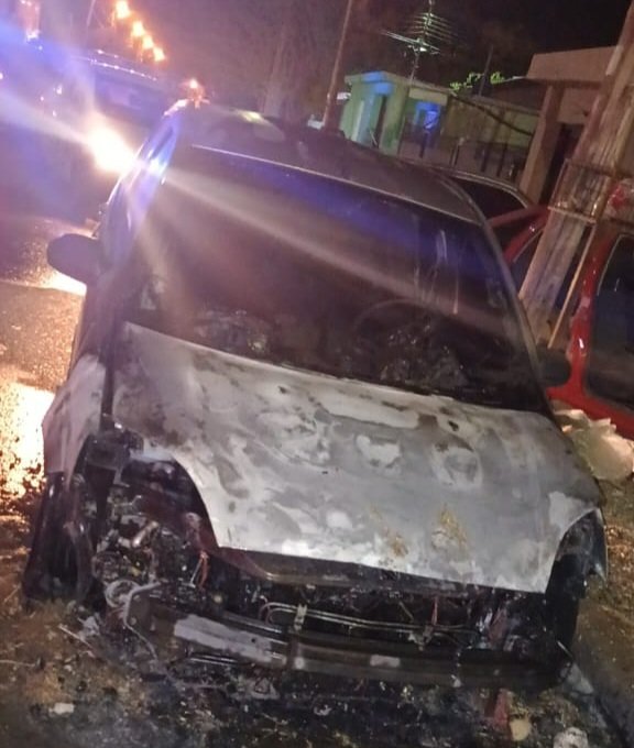 Incendio de automóvil sospechan que fue intencional