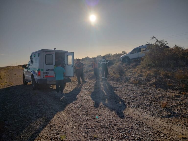 Mordió la banquina, perdió el control del vehiculo y volcó