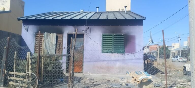 Su hijo murió en un incendio, perdió todo y piden ayuda para reconconstruir la casa