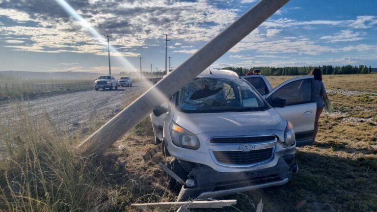 Colisionó contra un poste de energía camino al Lago Musters