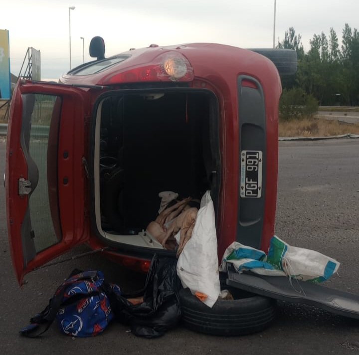 Escapaba de un control policíal y volcó