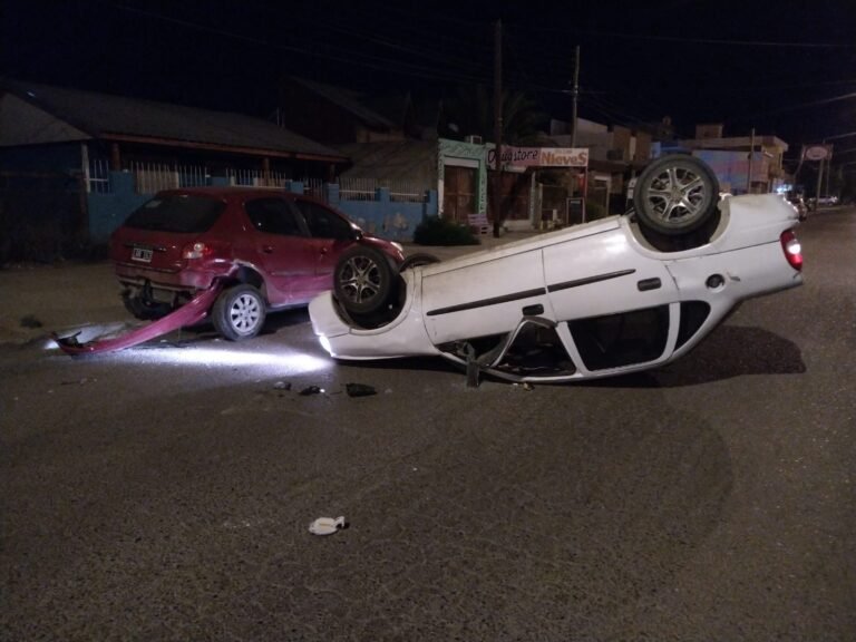 Manejaba borracho y volcó chocando un vehículo estacionado