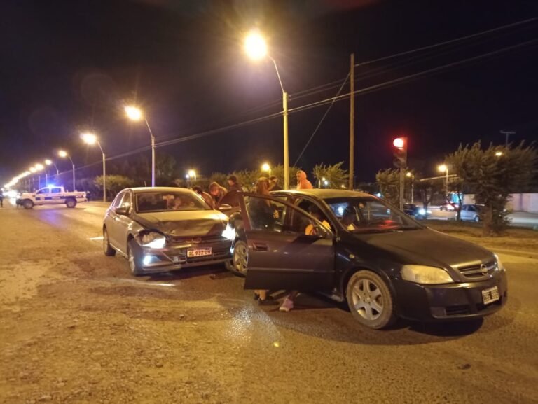 Esperaba en un semáforo de Km 8 y lo chocaron