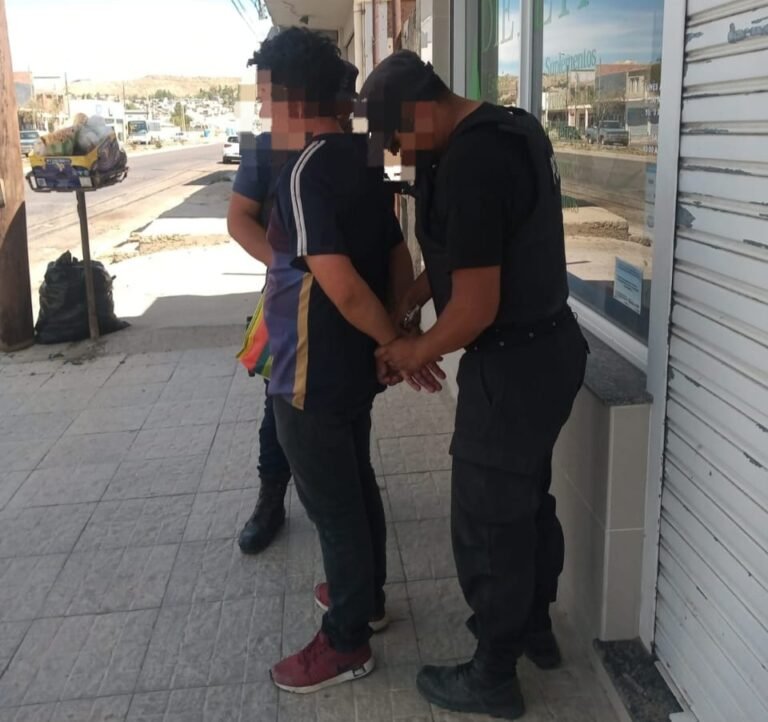 Intentó llevar sin pagar un perfume