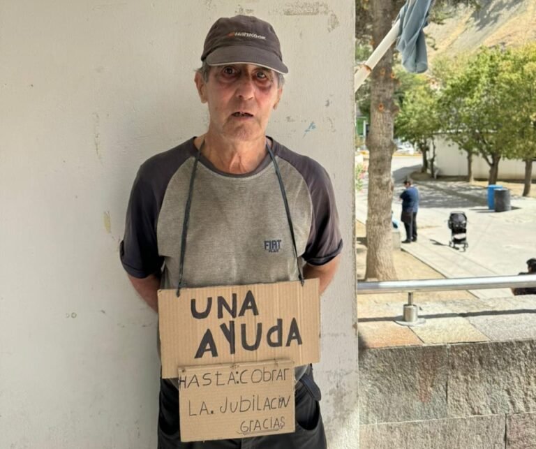 Está esperando la jubilación y pide ayuda para comer