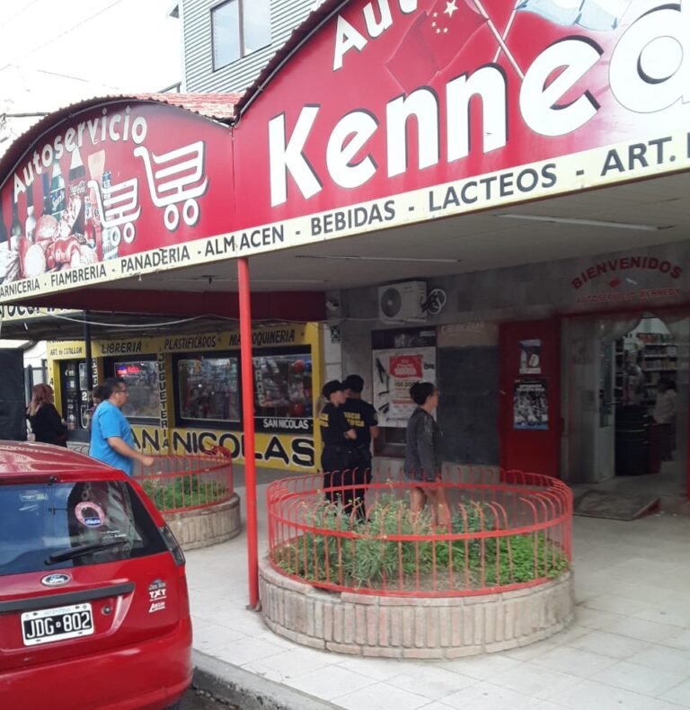 Comerciante chino golpeó y amenazó a su empleada