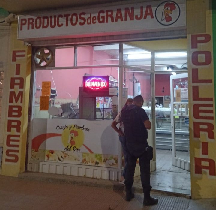 Empleado desleal: escondió un pollo en una mochila y fue descubierto