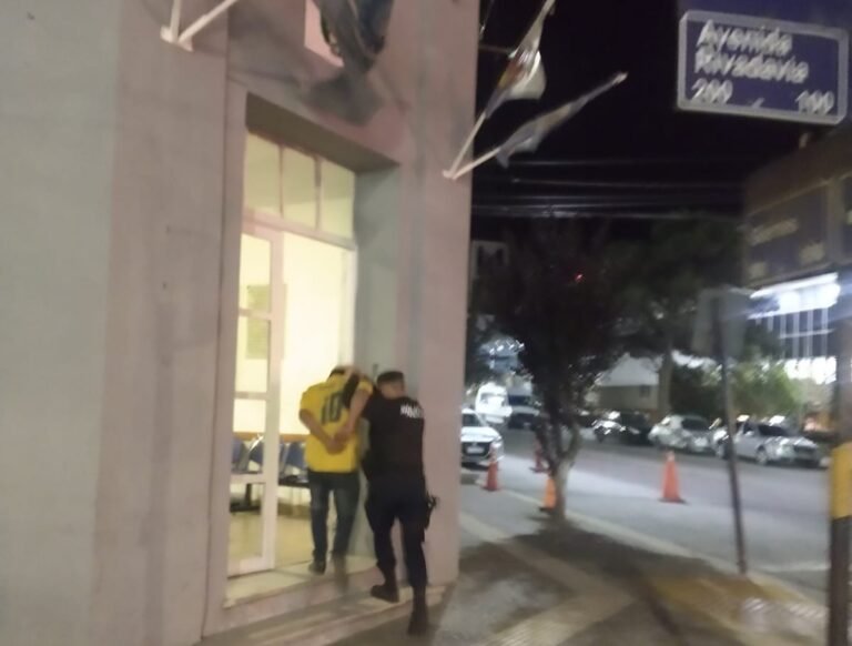 Robó en un auto estacionado en el centro y la policía lo detuvo