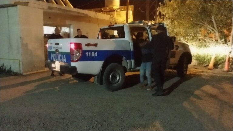 Iba a Caleta Córdova, tenía pedido de captura y terminó detenido