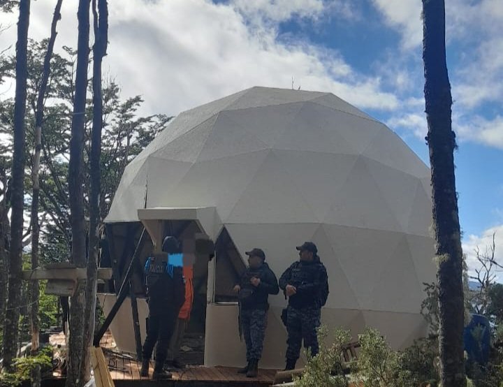 Levantamiento de elementos de una ocupación ilegal en lago La Plata