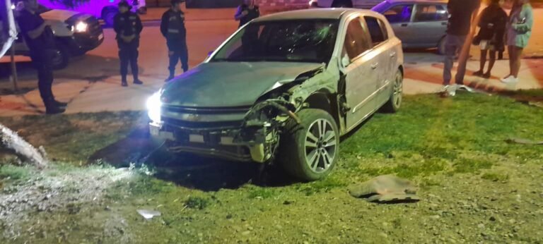 Chocó un auto estacionado, se negó a hacer el test de alcoholemia y fue detenido