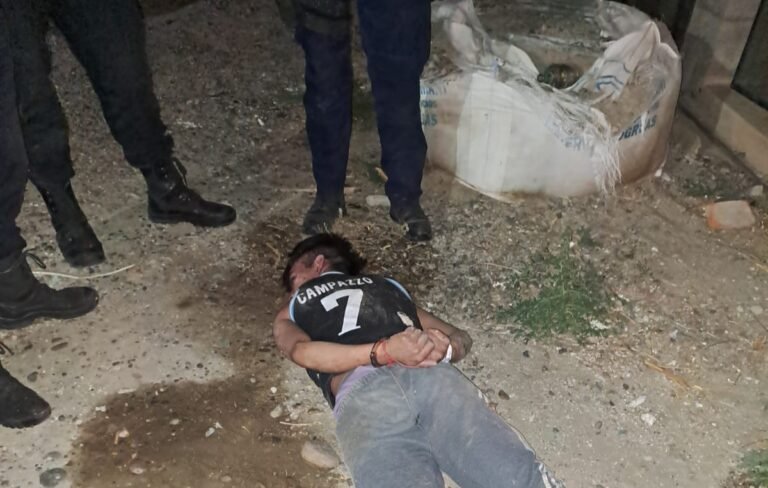 Fue a la casa de su ex pareja y le rompió los vidrios de la casa