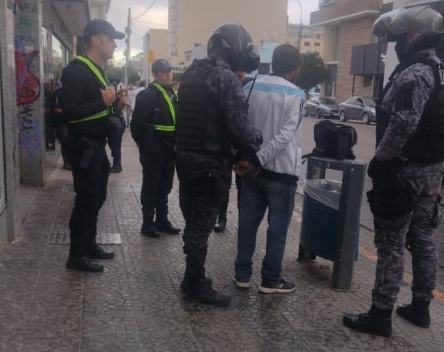 Exigió dinero en un comercio, ante la negativa dañó un monitor y amenazó de muerte