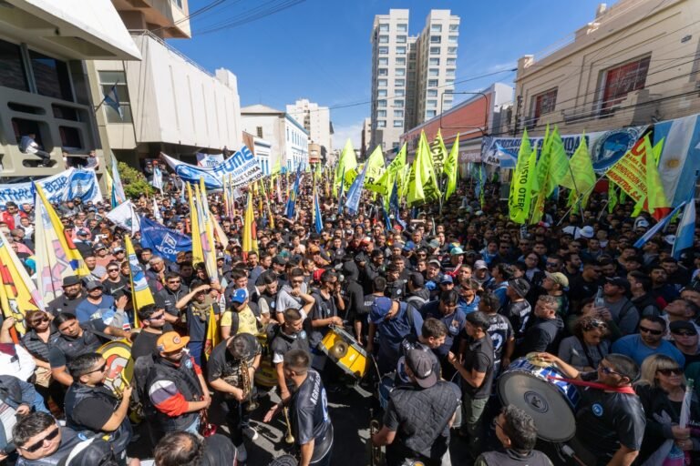 Multitudinaria marcha en defensa de la cuenca del Golfo San Jorge