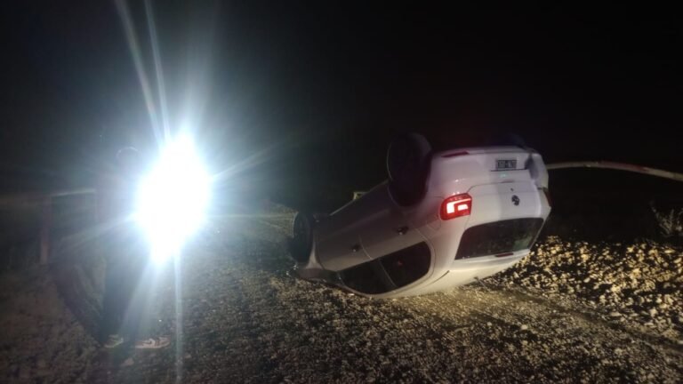 Joven volcó al esquivar una liebre